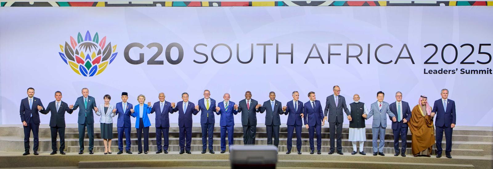 이재명 대통령이 22일(현지시간) 남아프리카공화국 나스렉 엑스포센터에서 열린 주요 20개국(G20) 정상회의에서 G20 정상 및 국제기구 수장들과 함께 기념촬영을 하고 있다. 오른쪽부터 파블로 키르노 아르헨티나 외교부 장관, 파이살 빈 파르한 알 사우드 사우디아라비아 외무장관, 키어 스타머 영국 총리, 이재명 대통령, 나렌드라 모디 인도 총리, 프리드리히 메르츠 독일 총리, 에마뉘엘 마크롱 프랑스 대통령, 마크 카니 캐나다 총리, 주앙 로렌수 아프리카연합(AU) 의장, 올해 의장인 시릴 라마포사 남아프리카공화국 대통령, 루이스 이나시우 룰라 다시우바 브라질 대통령, 앤서니 앨버니지 호주 총리, 리창 중국 총리, 안토니우 코스타 유럽연합(EU) 정상회의 상임의장, 우르줄라 폰데어라이엔 유럽연합(EU) 집행위원장, 기브란 라카부밍 라카 인도네시아 부통령, 다카이치 사나에 일본 총리, 레제프 타이이프 에르도안 튀르키예 대통령, 에드가르 아브람 아마도르 사모라 멕시코 재무부 장관, 막심 오레쉬킨 러시아 대통령실 부비서실장. 2025.11.22 대통령실사진기자단