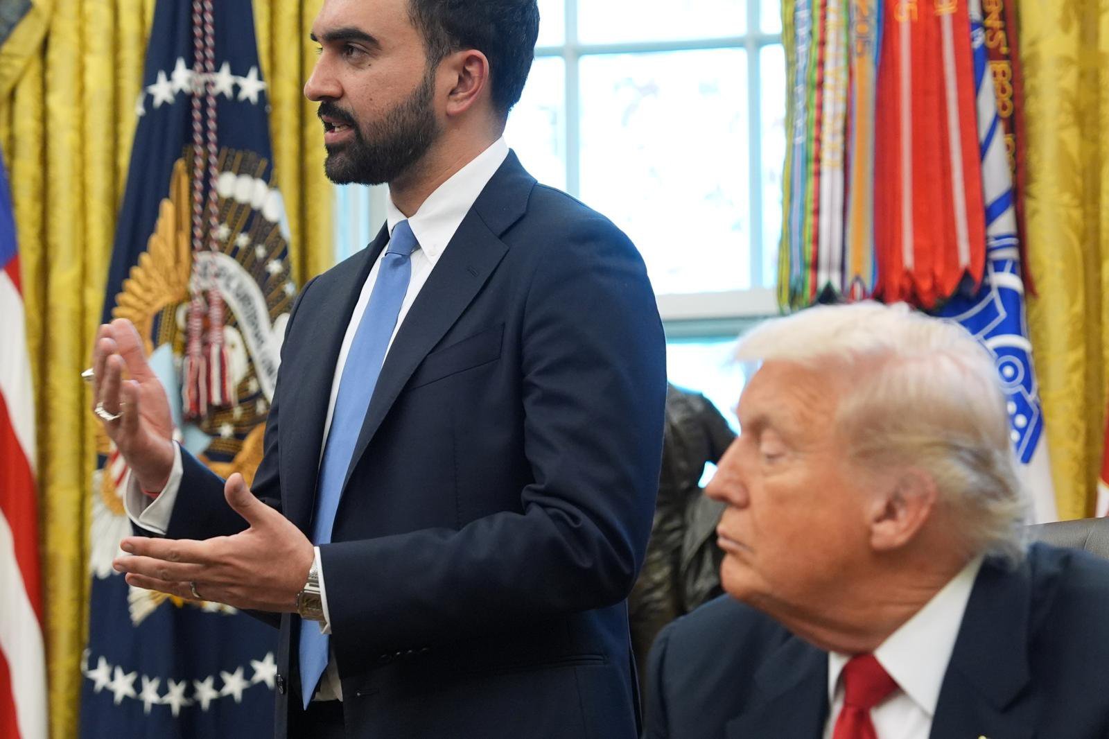 트럼프 대통령이 21일 백악관 기자회견에서 맘다니의 발언에 경청하고 있다. 워싱턴=AP 뉴시스