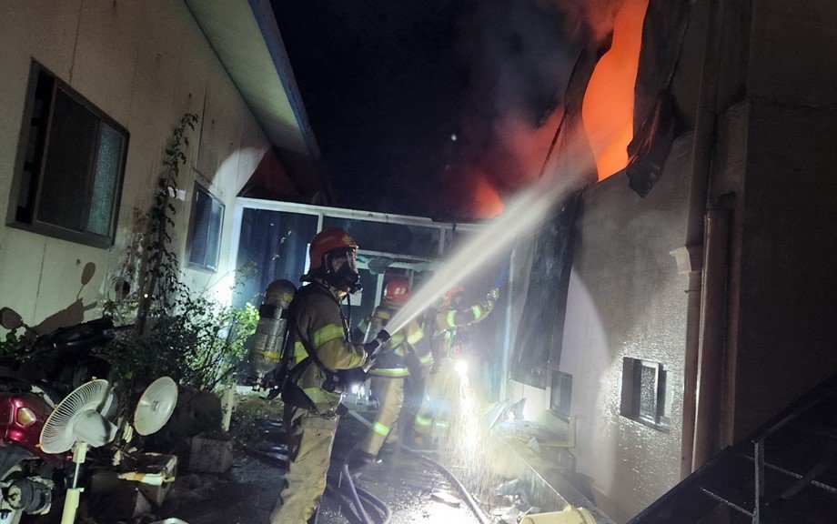 22일 오후 8시 44분쯤 경북 성주 선남면의 한 2층짜리 주택에서 원인을 알 수 없는 불이 나 소방관이 불길을 잡고 있다. 경북소방안전본부 제공.