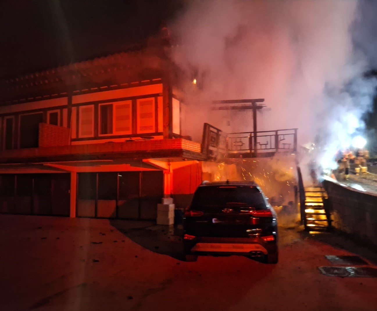 23일 오전 1시 21분쯤 경북 경주 하동의 한 펜션에서 원인을 알 수 없는 불이 나 소방 당국이 진화하고 있다. 경북소방안전본부 제공.