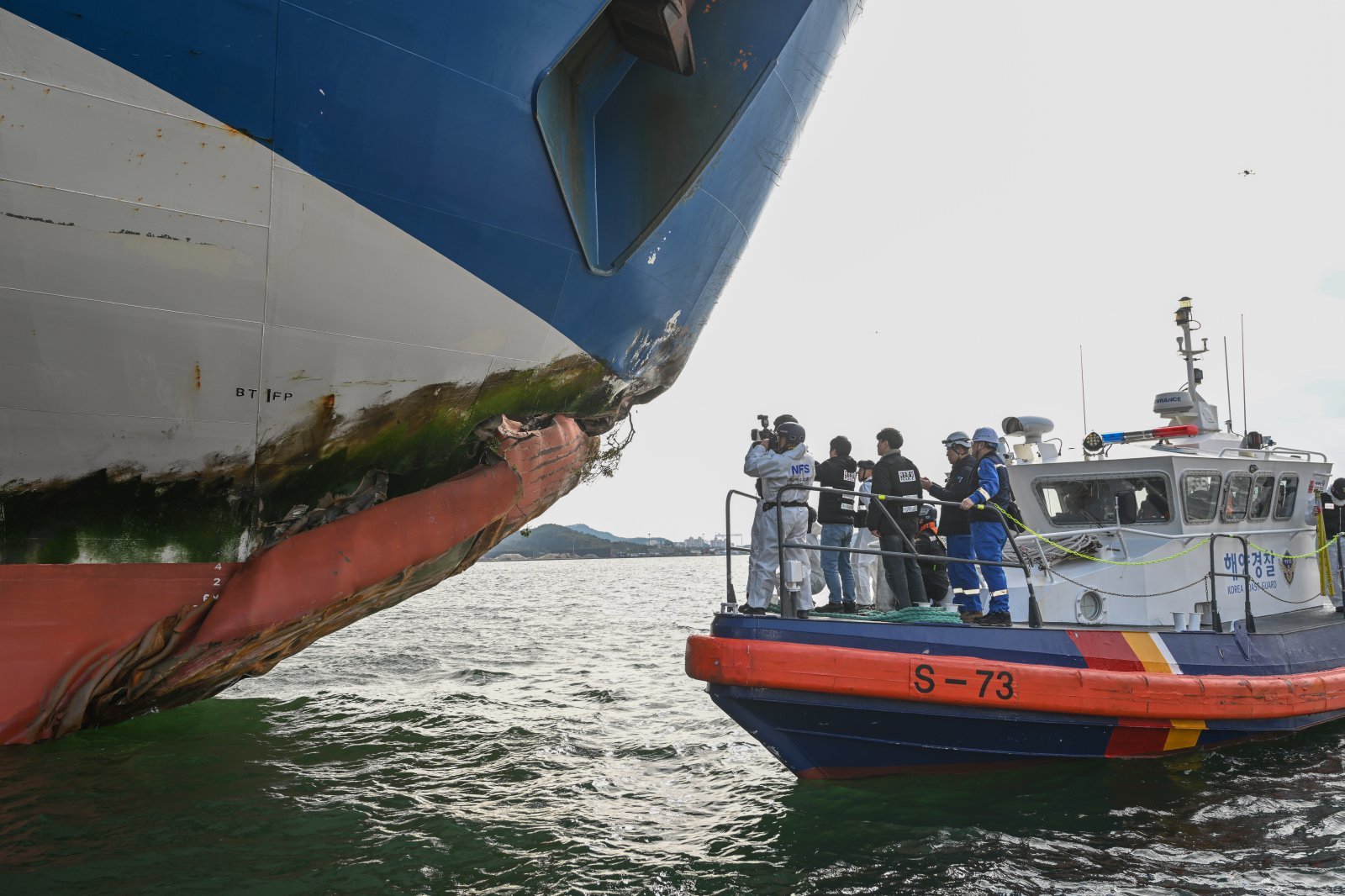 해경·국과수 합동감식반이 20일 오후 전남 목포시 삼학부두에 정박한 좌초 사고 여객선 퀸제누비아2호를 육안 조사하고 있다. 2025.11.20. [목포=뉴시스]