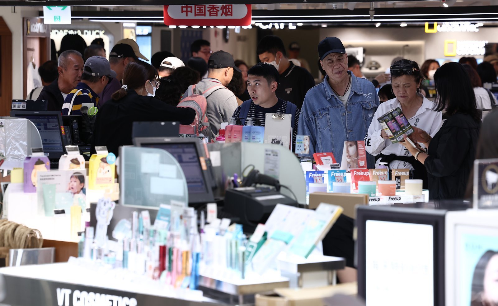 중국 단체관광객의 무비자 입국이 시작된 29일 서울 중구 신라면세점 서울점에서 중국인 관광객들이 면세점을 둘러보고 있다. 정부는 9월 29일부터 내년 6월 30일까지 중국인 단체관광객의 무비자 입국을 허용하기로 했다. 이 기간 중국인 단체관광객들은 15일 범위 내에서 무비자로 입국해 관광할 수 있다. 2025.9.29/뉴스1