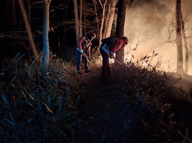 23일 새벽 강원 양양 서면 일대에서 발생한 산불 현장에서 진화대원이 야간 진화 작전을 펼치고 있다. 동부지방산림청 제공.