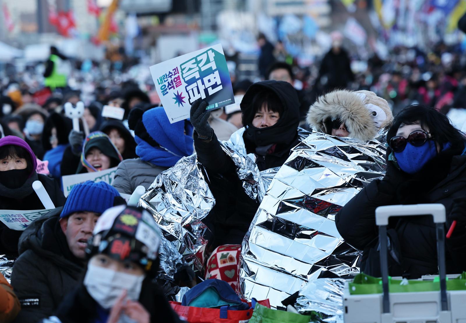 집회 참가자들이 은박담요를 두른 채 윤석열 전 대통령의 파면을 촉구하는 구호를 외치고 있다. 2025.2.8/뉴스1