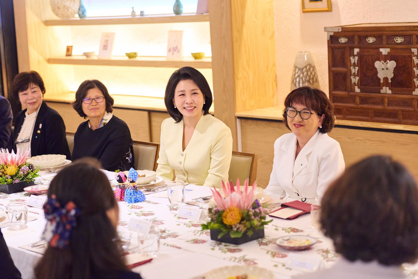 이재명 대통령과 함께 G20 정상회의 계기 남아프리카공화국을 방문 중인 김혜경 여사가 22일(현지 시간) 요하네스버그 소재 한식당에서 사회공헌과 문화교류 활동을 이어온 한인 여성들과 오찬 간담회를 하고 있다. 공동취재. 2025.11.23.