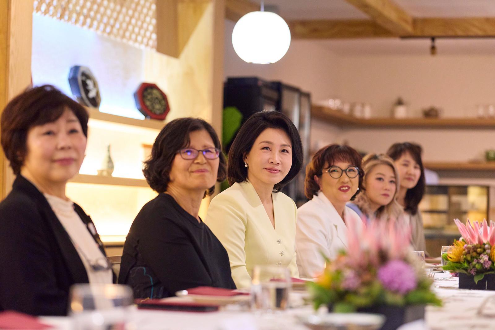 이재명 대통령과 함께 G20 정상회의 계기 남아프리카공화국을 방문 중인 김혜경 여사가 22일(현지 시간) 요하네스버그 소재 한식당에서 사회공헌과 문화교류 활동을 이어온 한인 여성들과 오찬 간담회를 하고 있다. 공동취재. 2025.11.23.