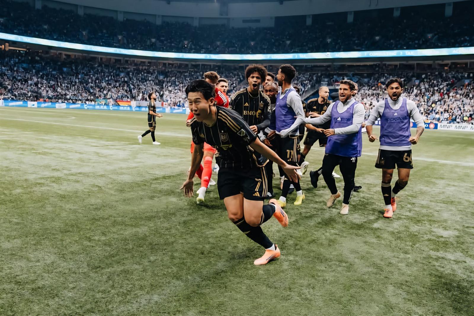 LA FC의 손흥민이 밴쿠버와의 2025 MLS컵 플레이오프(PO) 서부 콘퍼런스 준결승에서 후반 추가시간 그림 같은 프리킥 동점골을 터뜨린 뒤 세리머니를 하고 있다. LA FC 인스타그램