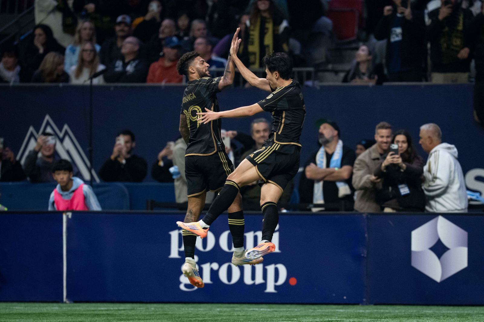 로스앤젤레스(LA) FC의 손흥민(오른쪽)이 22일(현지 시간) 캐나다 밴쿠버 BC 플레이스에서 열린 미국 메이저리그사커(MLS)컵 서부 콘퍼런스 플레이오프(PO) 준결승에서 밴쿠버 화이트캡스와 경기 후반 추가 시간 프리킥으로 동점 골을 넣고 드니 부앙가와 환호하고 있다. 손흥민은 팀이 0-2로 지고 있던 후반 15분 추격골도 넣어 멀티 골을 기록했다. 2025.11.23 밴쿠버=AP/뉴시스