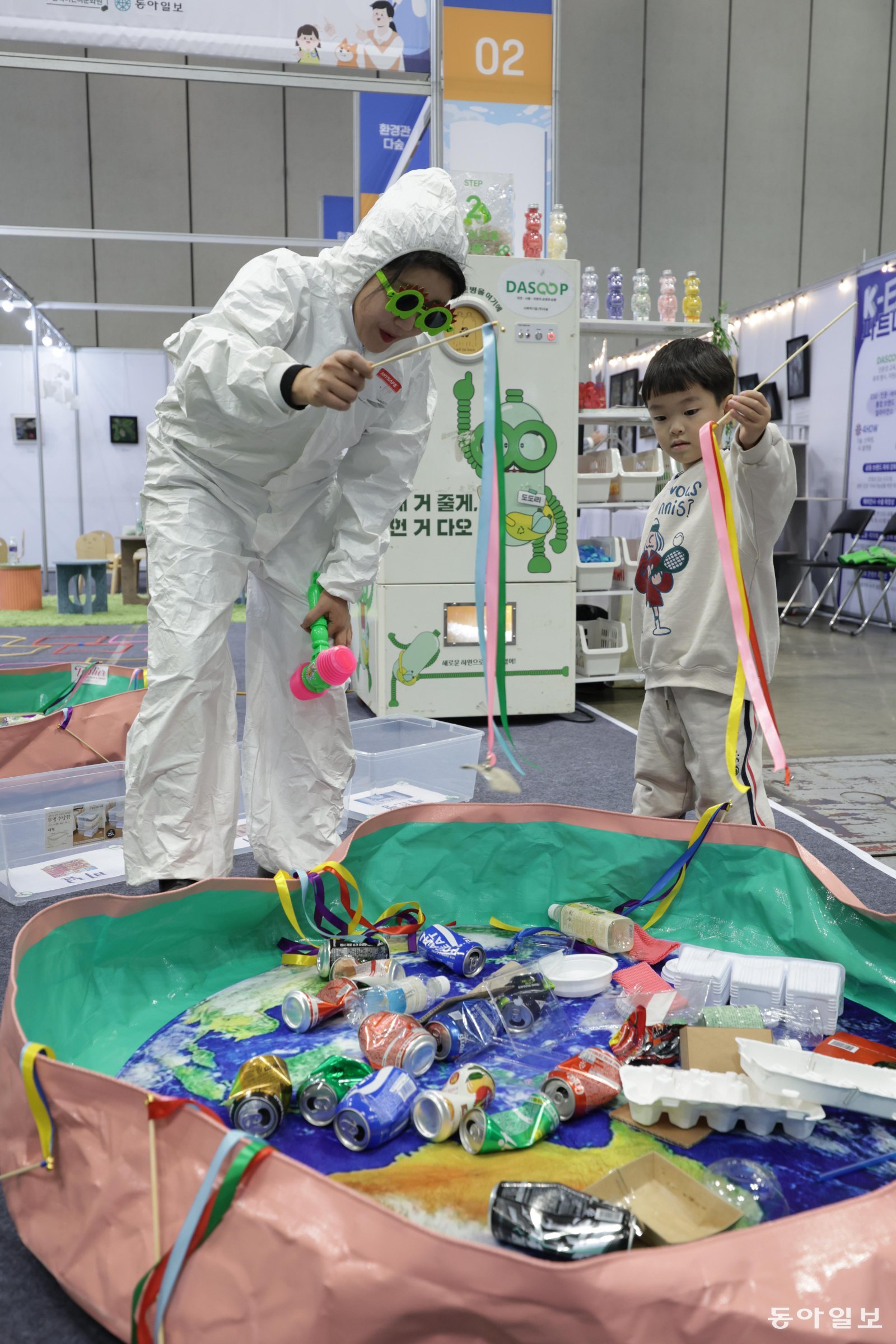 환경관에는 사회적 기업이 리사이클링 체험을 할 수 있는 부스를 운영해 어린이가 직접 참여하고 있다. 고양=변영욱 기자 cut@donga.com