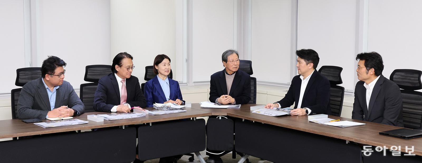 17일 동아일보 독자위원회는 국가정보자원관리원 화재로 인한 국가전산망 마비 사태, 이재명 정부의 세 번째 ‘부동산 시장 안정화 대책’ 등과 관련된 보도 내용을 두고 토론했다. 왼쪽부터 권석준 이준웅 최은봉 위원, 김종빈 위원장, 석병훈 정원수 위원. 전영한 기자 scoopjyh@donga.com