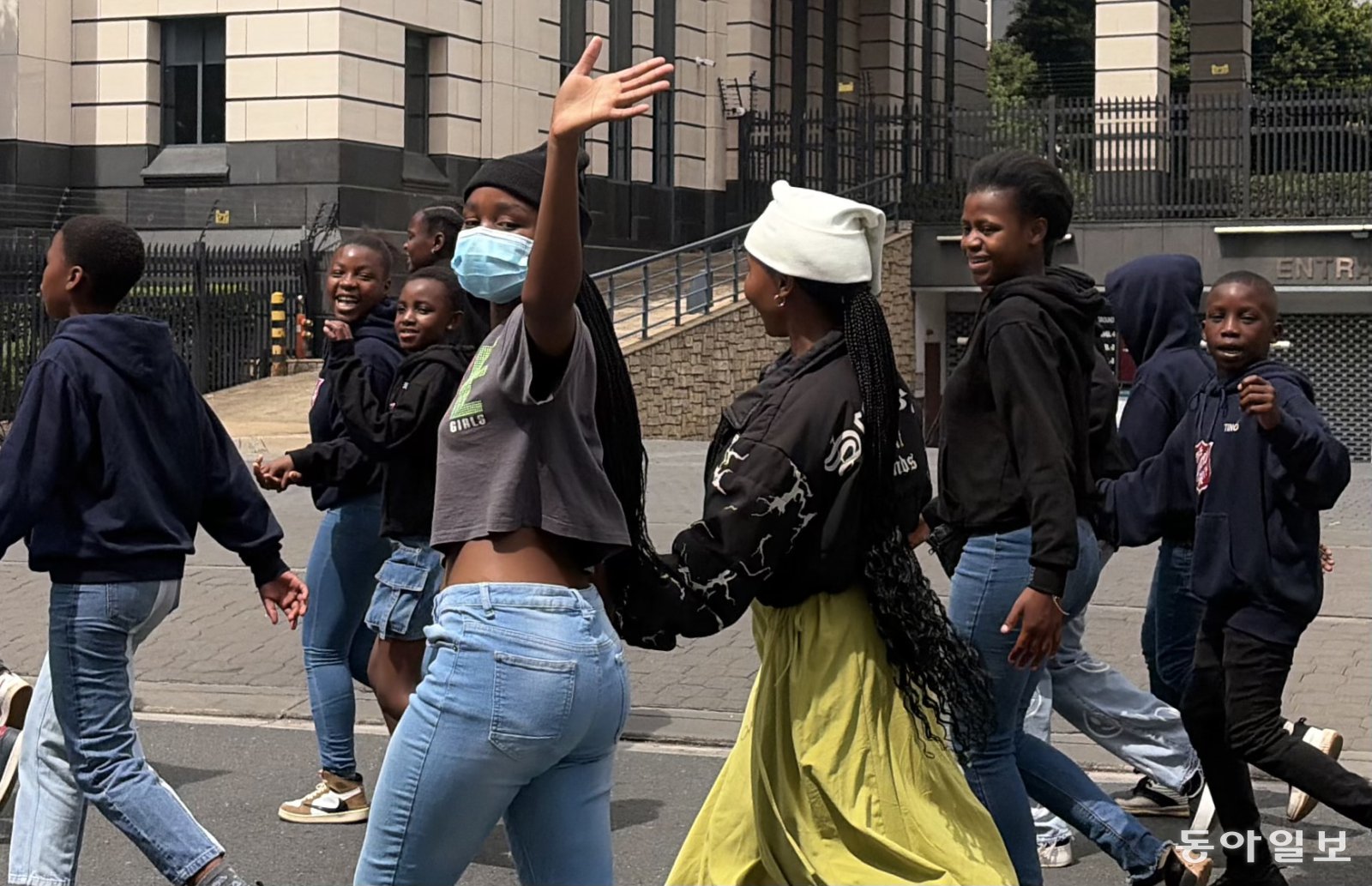 23일(현지시간) 남아공 요하네스버그 근교 샌튼에서 기자를 향해 손을 흔드는 남아공 학생들의 모습. 요하네스버그=송은석 기자 silverstone@donga.com