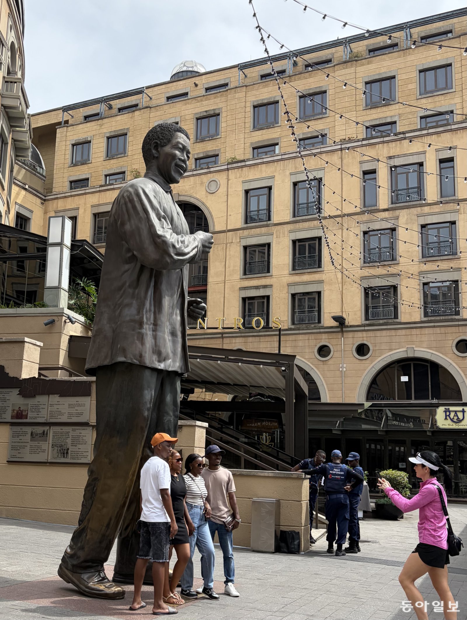 23일(현지시간) 남아공 요하네스버그 근교 샌튼 넬슨 만델라 스퀘어 내 동상 앞에서 시민들이 기념사진을 촬영하고 있다. 요하네스버그=송은석 기자 silverstone@donga.com
