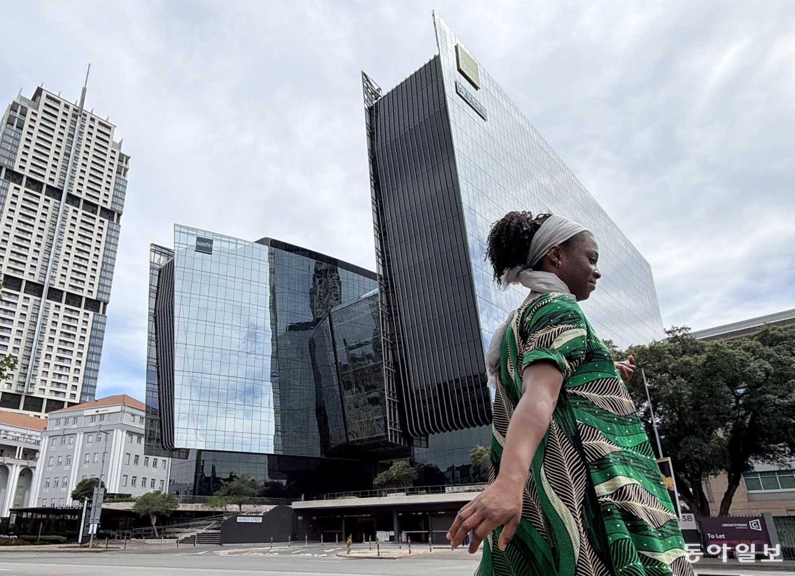 23일(현지시간) 남아공 요하네스버그 근교 샌튼에서 한 여성이 걸어가고 있다. 고층의 건물들과 드넓은 도로, 깨끗한 주변 환경은 아프리카에 대한 기자의 고정관념을 깨 버렸다. 요하네스버그=송은석 기자 silverstone@donga.com