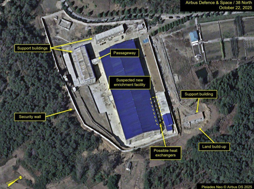 지난 10월 22일 촬영된 위성 영상에 따르면 영변 핵 시설 단지에는 우라늄 농축 시설로 보이는 건물이 신축된 것으로 보인다. 건물에는 열교환기 6개가 설치된 것으로 보인다. (38노스 갈무리)