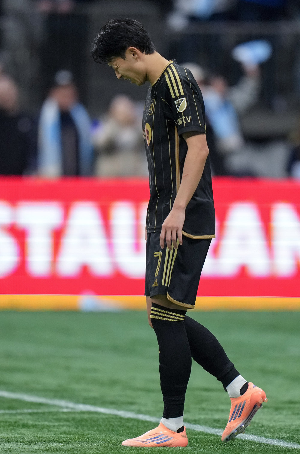 LA FC의 승부차기 1번 키커로 나서 실축한 손흥민이 고개를 숙이고 아쉬워하는 모습. 밴쿠버=AP 뉴시스