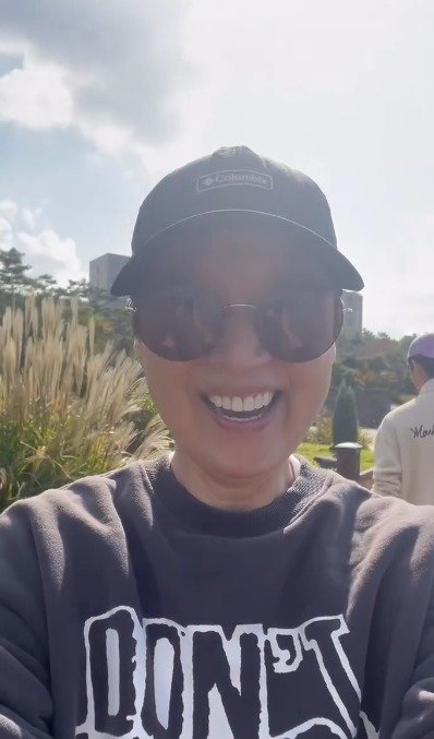 유방암 투병 중인 방송인 박미선이 일산호수공원에서 밝은 미소로 근황을 전했다. 최근 ‘유퀴즈’에서 투병 사실을 공개한 뒤 회복 중인 일상을 공유했다. 방송인 박미선 인스타그램