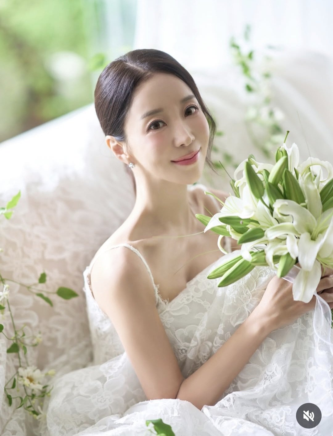 결혼을 일주일 앞둔 원진서가 “어떤 모습의 저라도 사랑해주는 사람과 부부가 된다”며 인스타그램에 소감을 전했다. 순백의 웨딩화보도 공개됐으며, 오는 30일 윤정수와 서울에서 결혼식을 올린다. ⓒ뉴시스