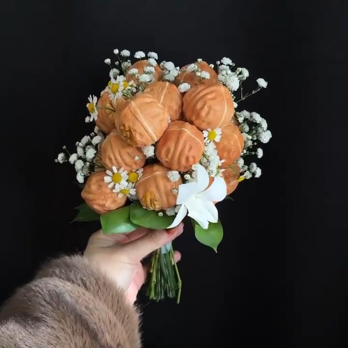 배우 이장우와 조혜원이 결혼식에서 전통 ‘자손번창’ 상징을 현대적으로 풀어낸 ‘호두 부케’를 선보여 화제가 됐다. 전현무가 주례를 맡고 기안84가 사회를 본 가운데 답례품도 호두과자로 준비됐다. 이장우 조혜원(부창제과 인스타그램)