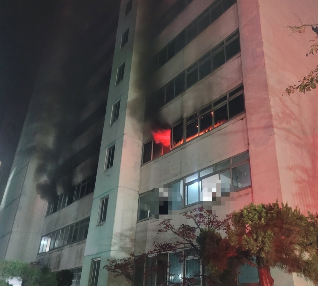 24일 오전 1시 47분쯤 대구 중구 남산동의 한 아파트에서 불이 나 5명이 다쳤다. 사진은 화재 현장. (대구소방안전본부 제공) 2025.11.24/뉴스1