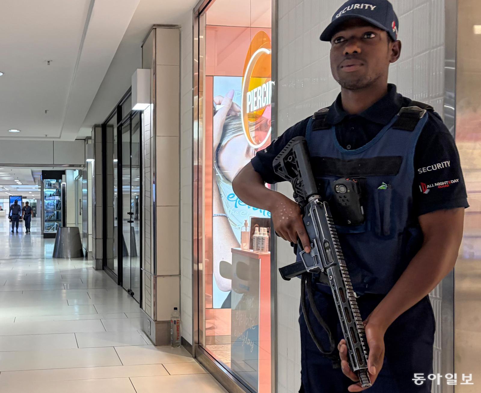 23일(현지시간) 남아공 요하네스버그 근교 내 샌튼 시티 쇼핑몰에서 기관총을 든 채 경비를 서고 있는 사설 경호원. 요하네스버그=송은석 기자 silverstone@donga.com