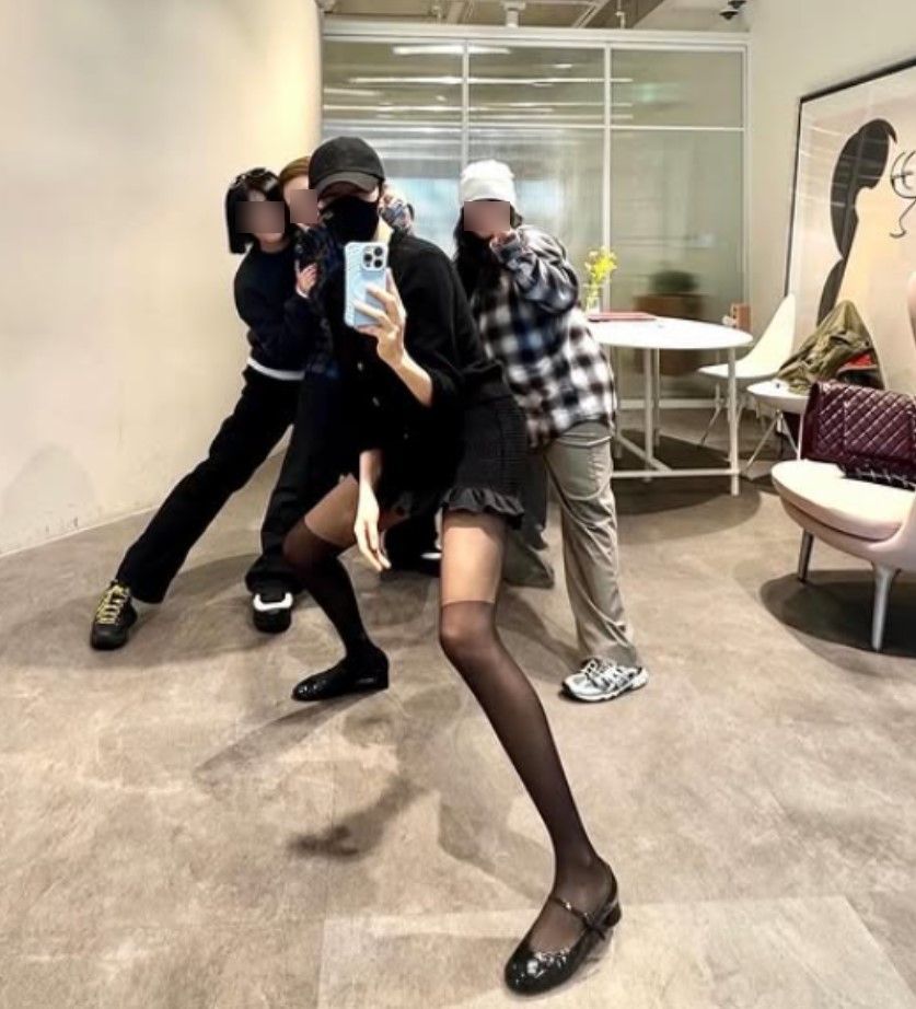 김혜수가 거울 셀카로 근황을 공개하며 압도적인 비율을 드러냈다. 내년 상반기 tvN ‘두번째 시그널’로 복귀해 시즌1 주역들과 다시 호흡을 맞춘다. ⓒ뉴시스