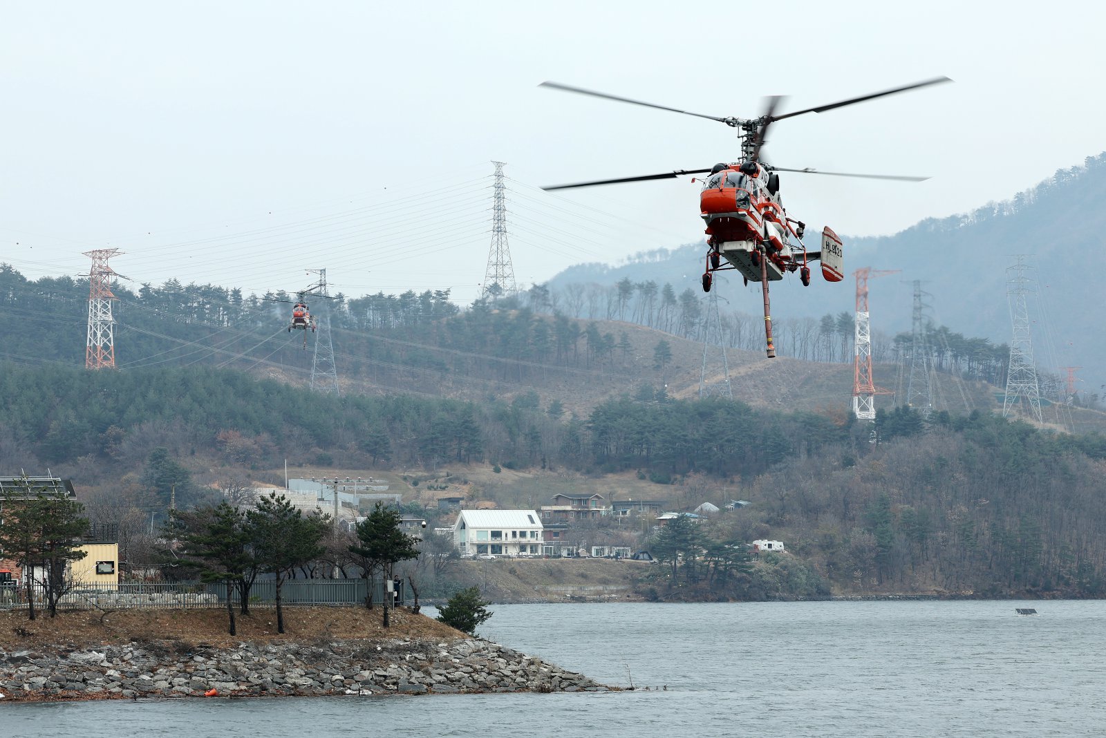 23일 강원 양양군 서면 서림리 방태산 인근에 산림청 산불 진화 헬기들이 급수를 위해 고도를 낮추고 있다. 2025.11.23/뉴스1