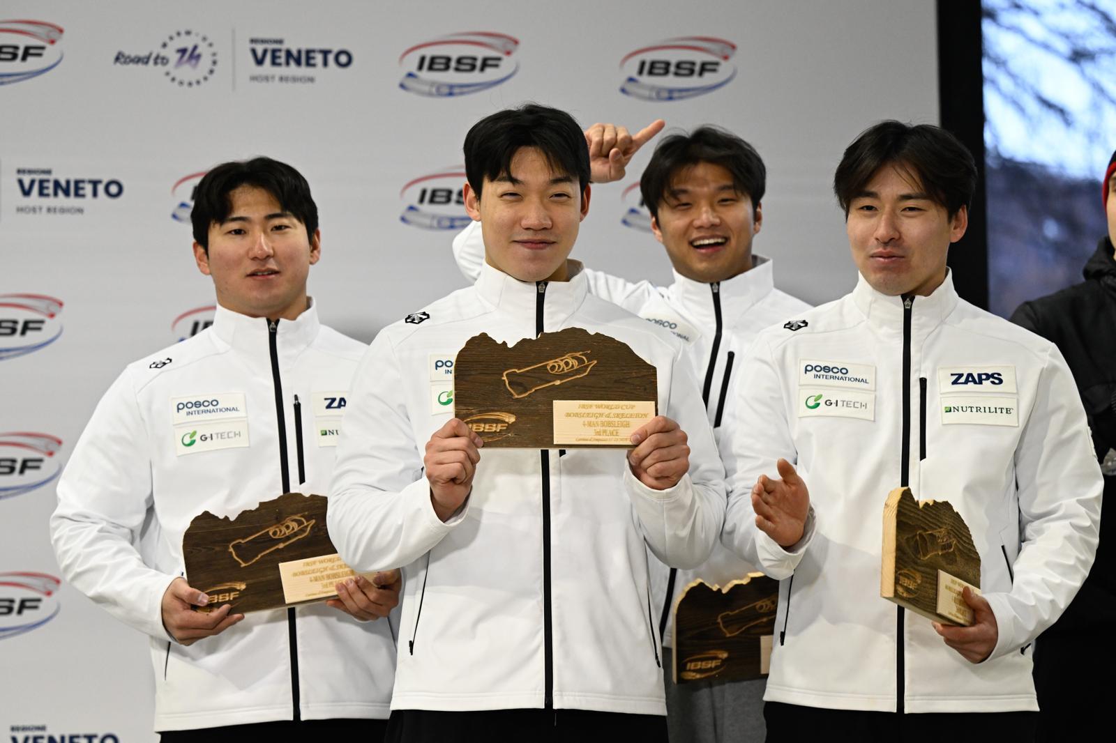 상패를 들고 기뻐하는 김선욱 김형근 이건우 김진수(왼쪽부터). IBSF 제공