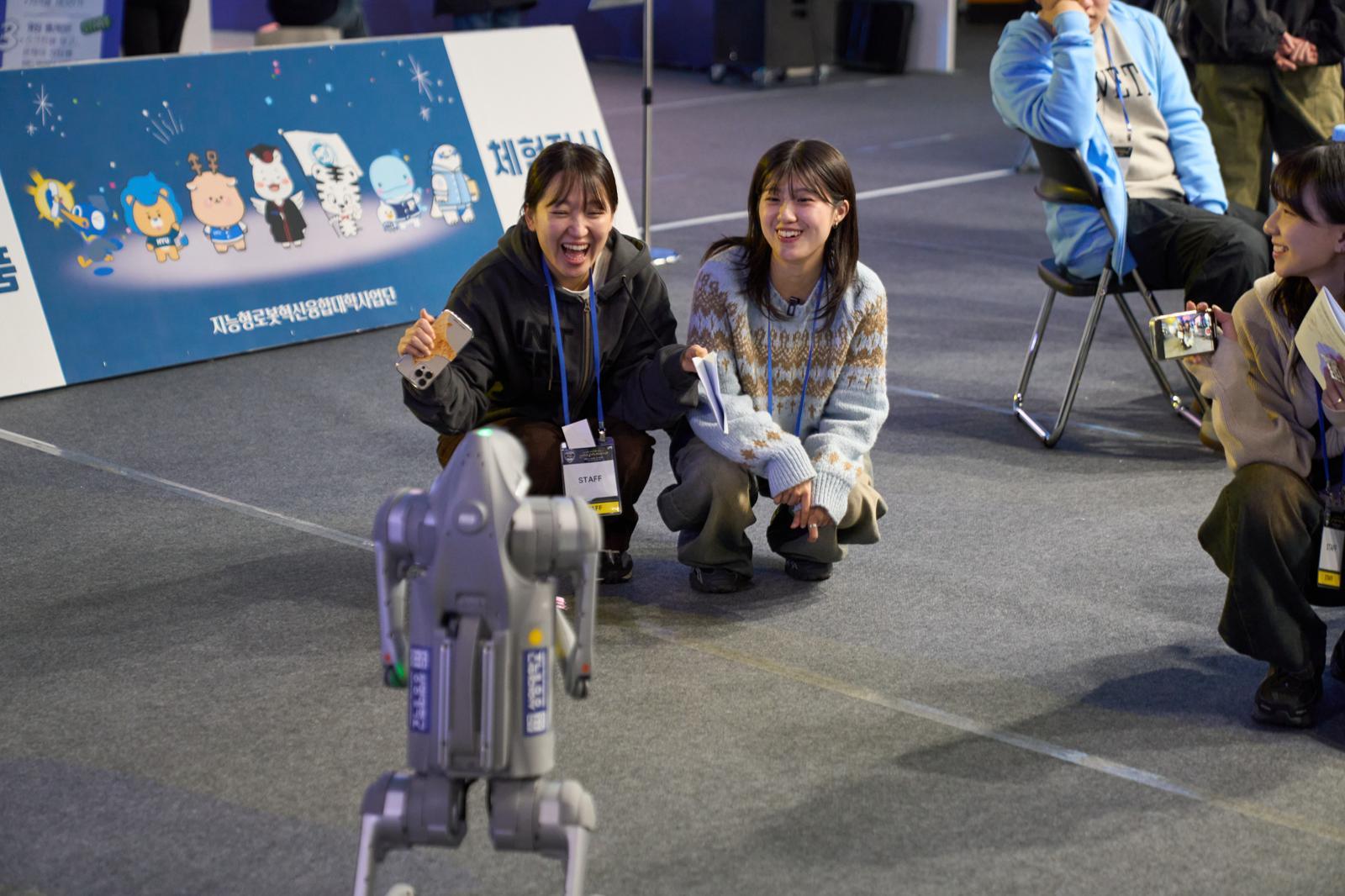 CO-SHOW(코쇼)에 참가해 프로젝트를 소개하고 있는 대학생들 한국연구재단 제공