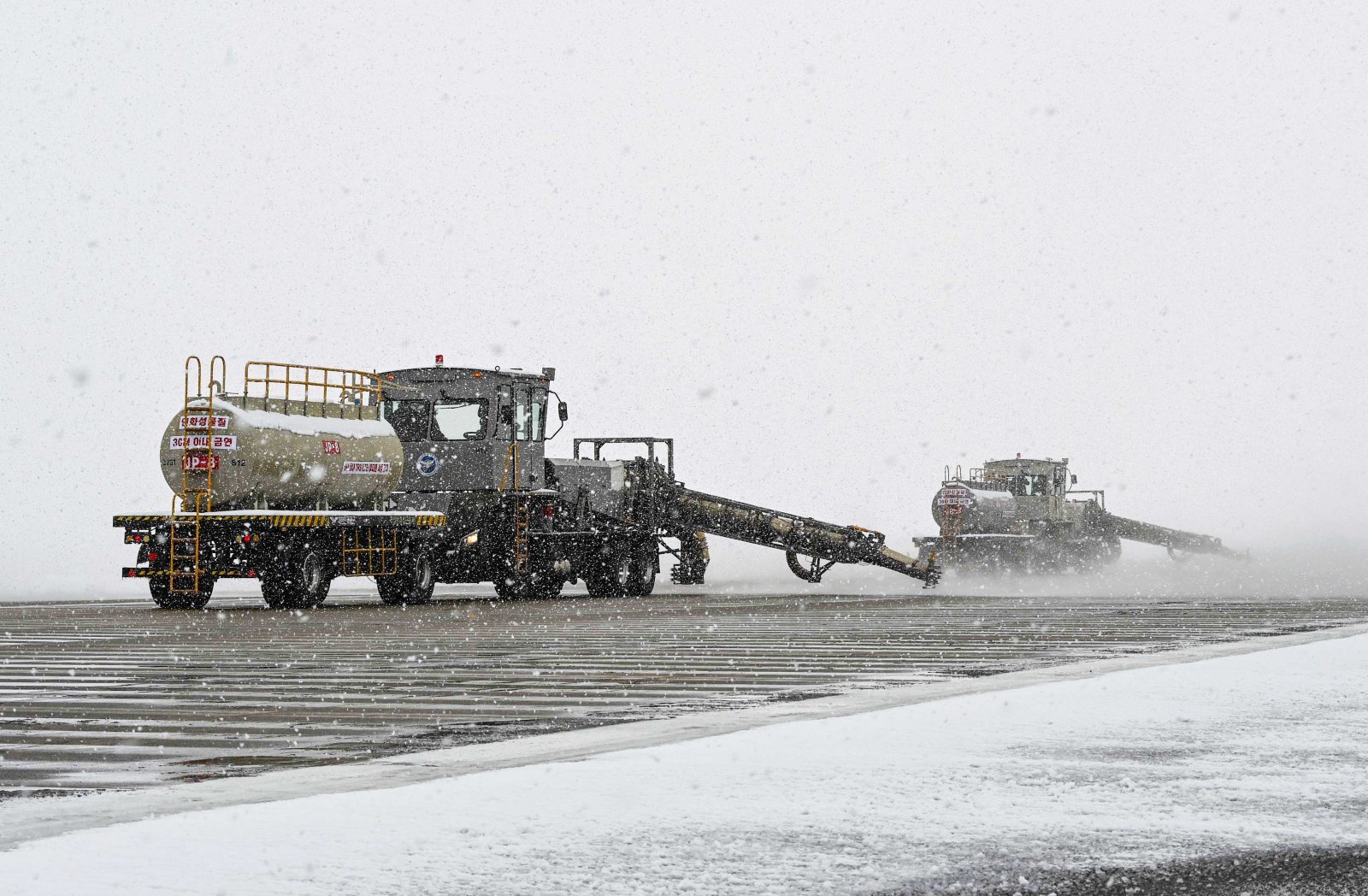 시간당 3㎝의 폭설이 내린 4일 공군 제1전투비행단이 광주 민군공항 활주로에서 제설 작전을 펼치고 있다. 이날 누적 적설량만 10㎝를 기록한 가운데 1전비는 민군 겸용 공항의 특성을 고려해 특수제설차량 SE-88 등을 동원, 신속한 제절 작업에 나섰다.(공군1전비 제공)2025.2.4/뉴스1