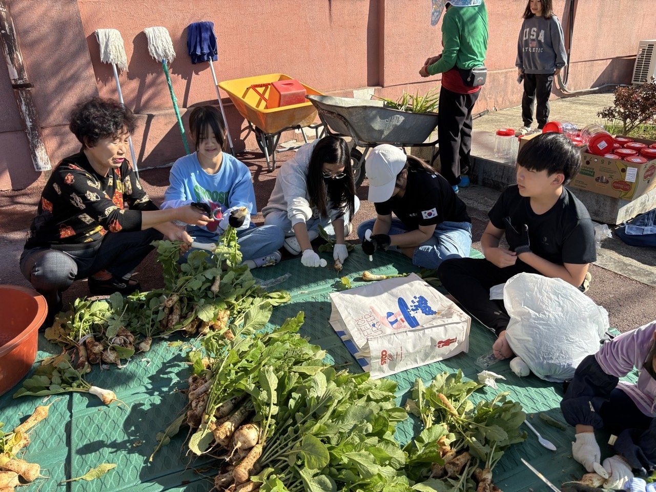 서산 학생들이 농장에서 로컬푸드를 만들어보는 체험을 하고 있다. 서신교육지원청 제공