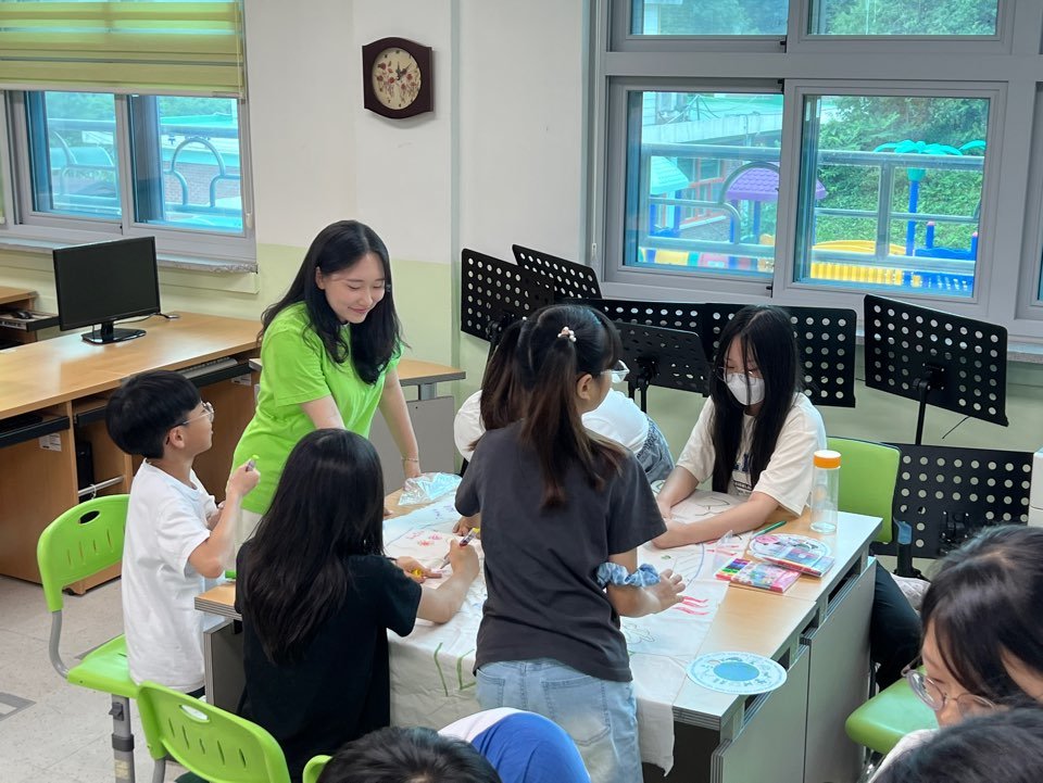 초록리더창작소 멘토링 프로그램에 참여한 대학생이 초등학생들에게 체험 활동을 지도하고 있다. 초록리더창작소 제공