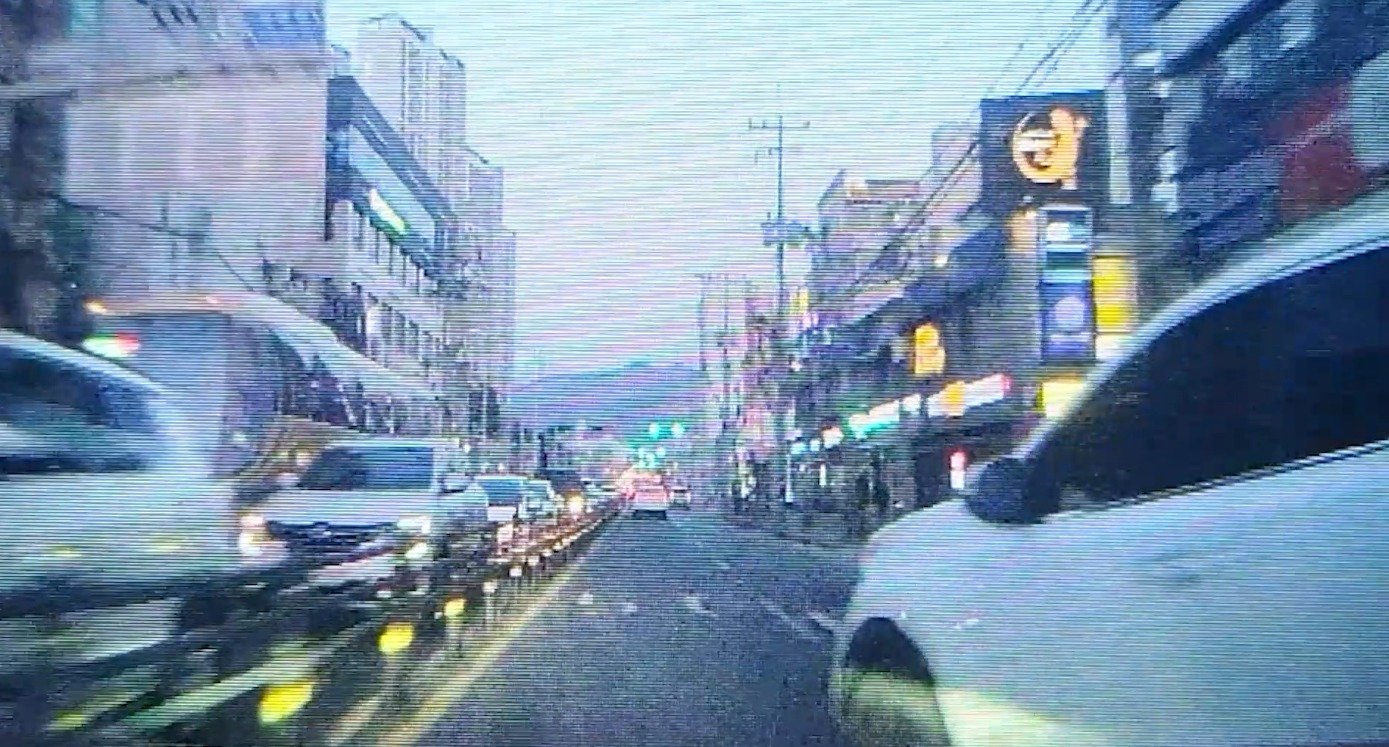 차로를 변경하는 차량으로 돌진하는 장면이 담긴 블랙박스 녹화 영상. 대전경찰청 제공.