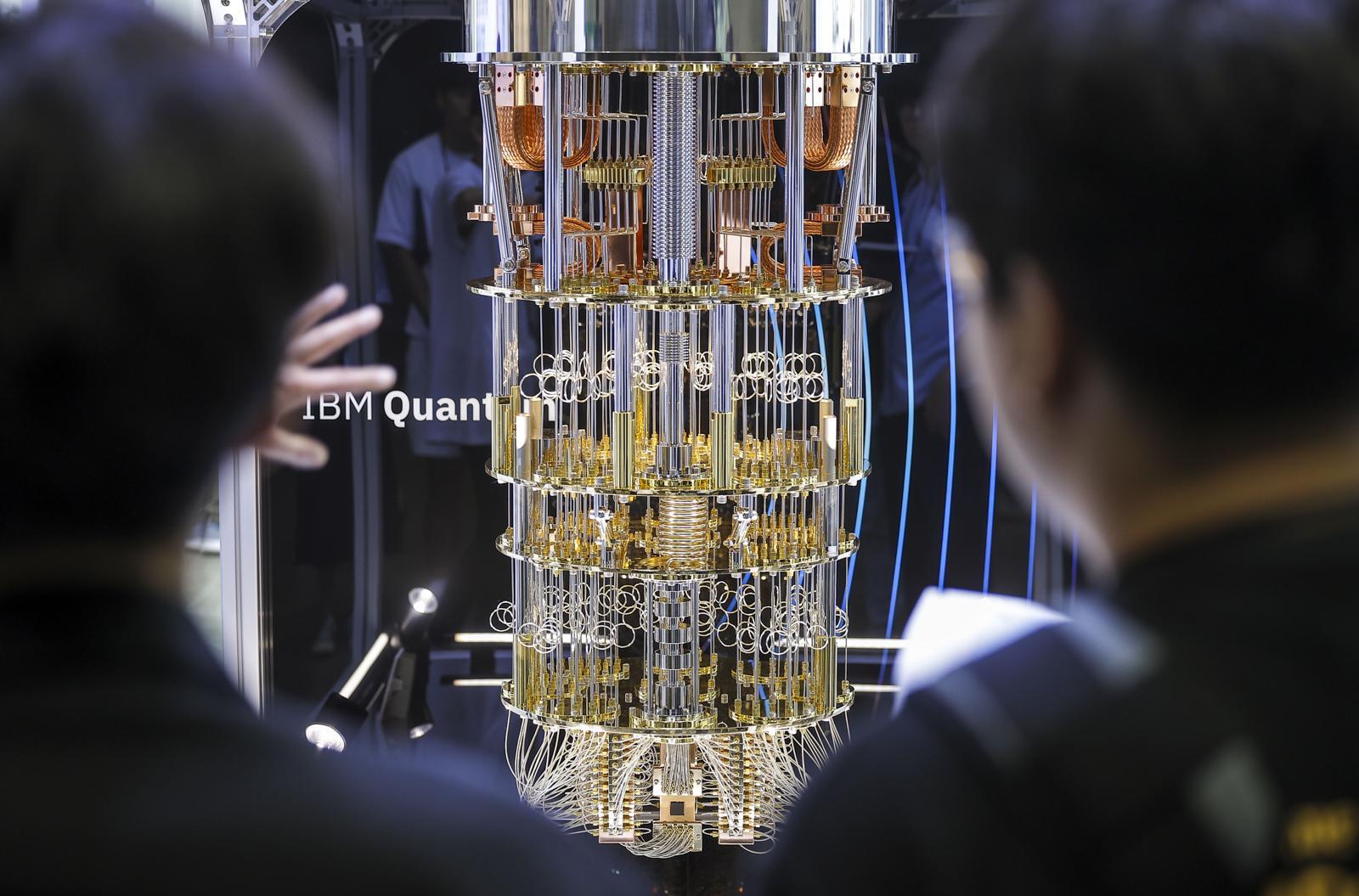 25일 경기 고양시 킨텍스에서 열린 2024 퀀텀코리아에서 참관객들이 IBM의 양자컴퓨터 ‘퀀텀’을 살펴보고 있다. 뉴시스