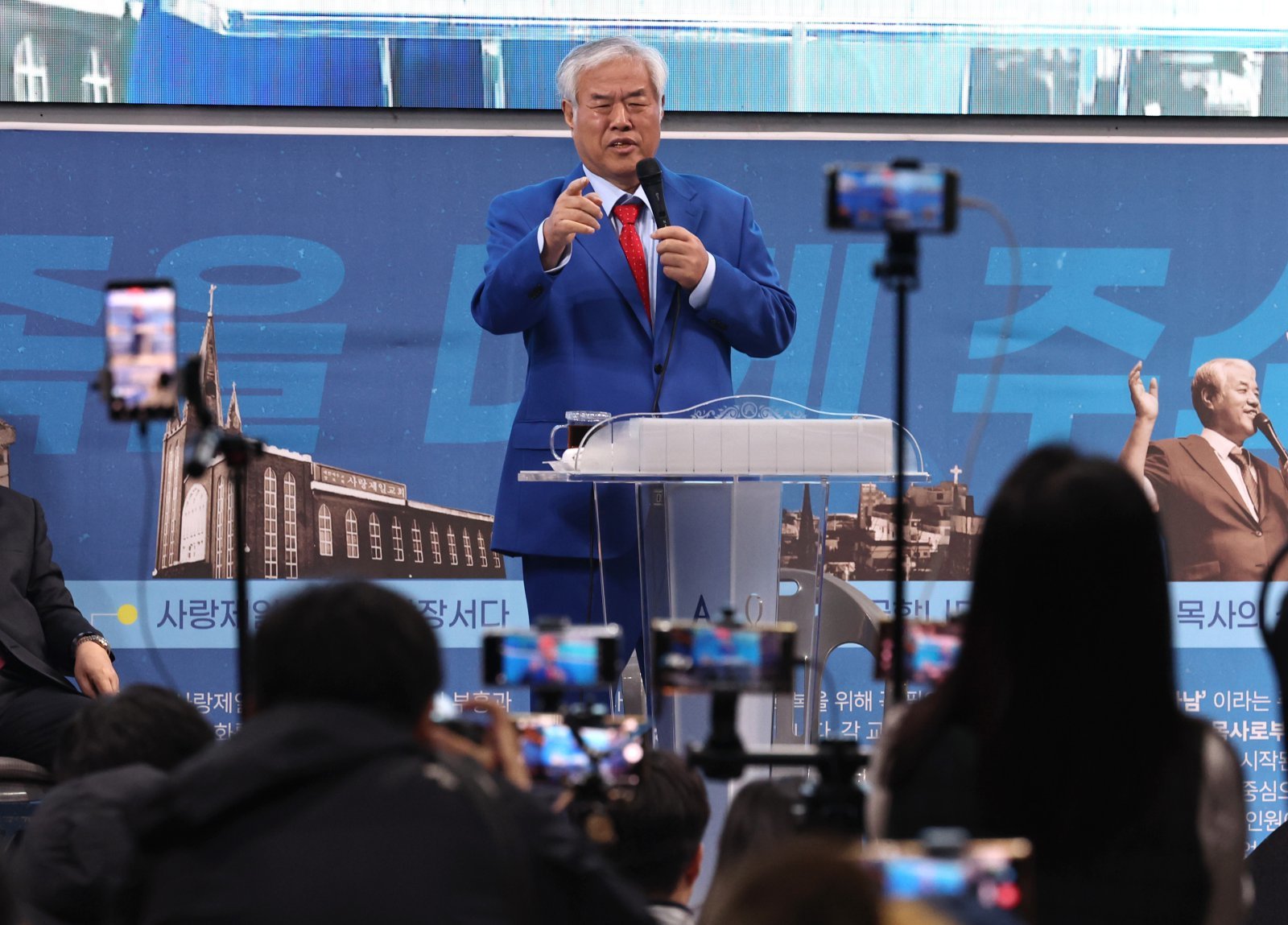 24일 오전 서울 성북구 사랑제일교회에서 전광훈 목사가 ‘국민저항권’ 관련 기자회견을 하고 있다. 2025.11.24/뉴스1