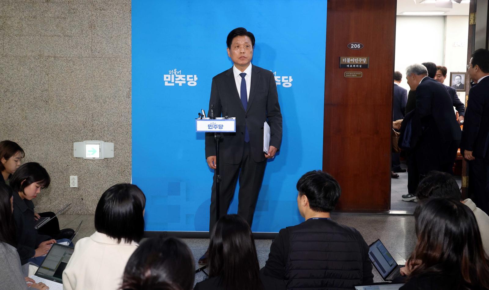 조승래 더불어민주당 사무총장이 24일 오후 서울 여의도 국회에서 열린 당무위원회에서 당원 1인 1투표제 관련 논의를 마치고 취재진의 질문에 답변하고 있다. 2025.11.24. 뉴시스