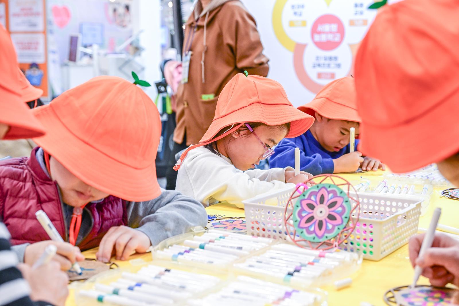 학교 안팎서 진행하는 다양한 초등 돌봄·교육 프로그램을 경험하고, 기부로 운영하는 교육 사례를 살펴볼 수 있는 2025 온동네 교육기부박람회가 수원에서 열린다. 체험 부스존에서 아이들이 작품을 만들어보고 있다. 교육부 제공