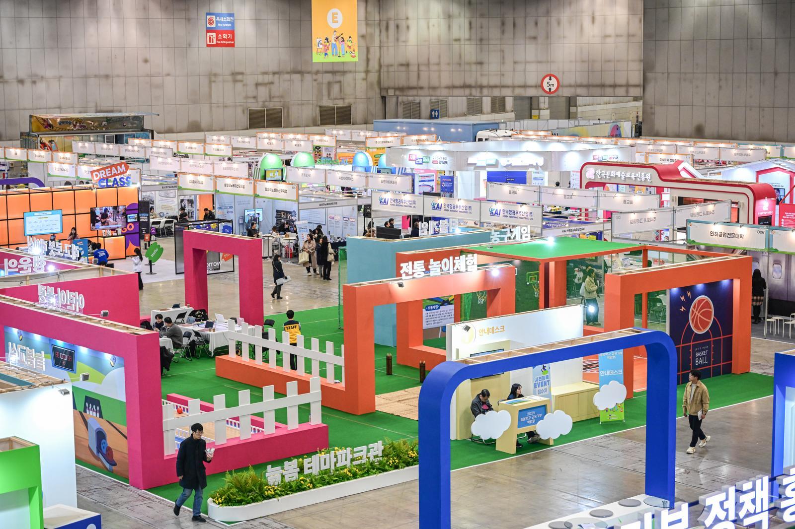 학교 안팎서 진행하는 다양한 초등 돌봄·교육 프로그램을 경험하고, 기부로 운영하는 교육 사례를 살펴볼 수 있는 2025 온동네 교육기부박람회가 수원에서 열린다. 체험 부스존에서 아이들이 작품을 만들어보고 있다. 교육부 제공