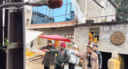 중국 농촌 출신의 5형제가 K팝 그룹 ‘빅뱅’을 흉내 내며 라이브 방송을 진행하고 있다. 틱톡 갈무리