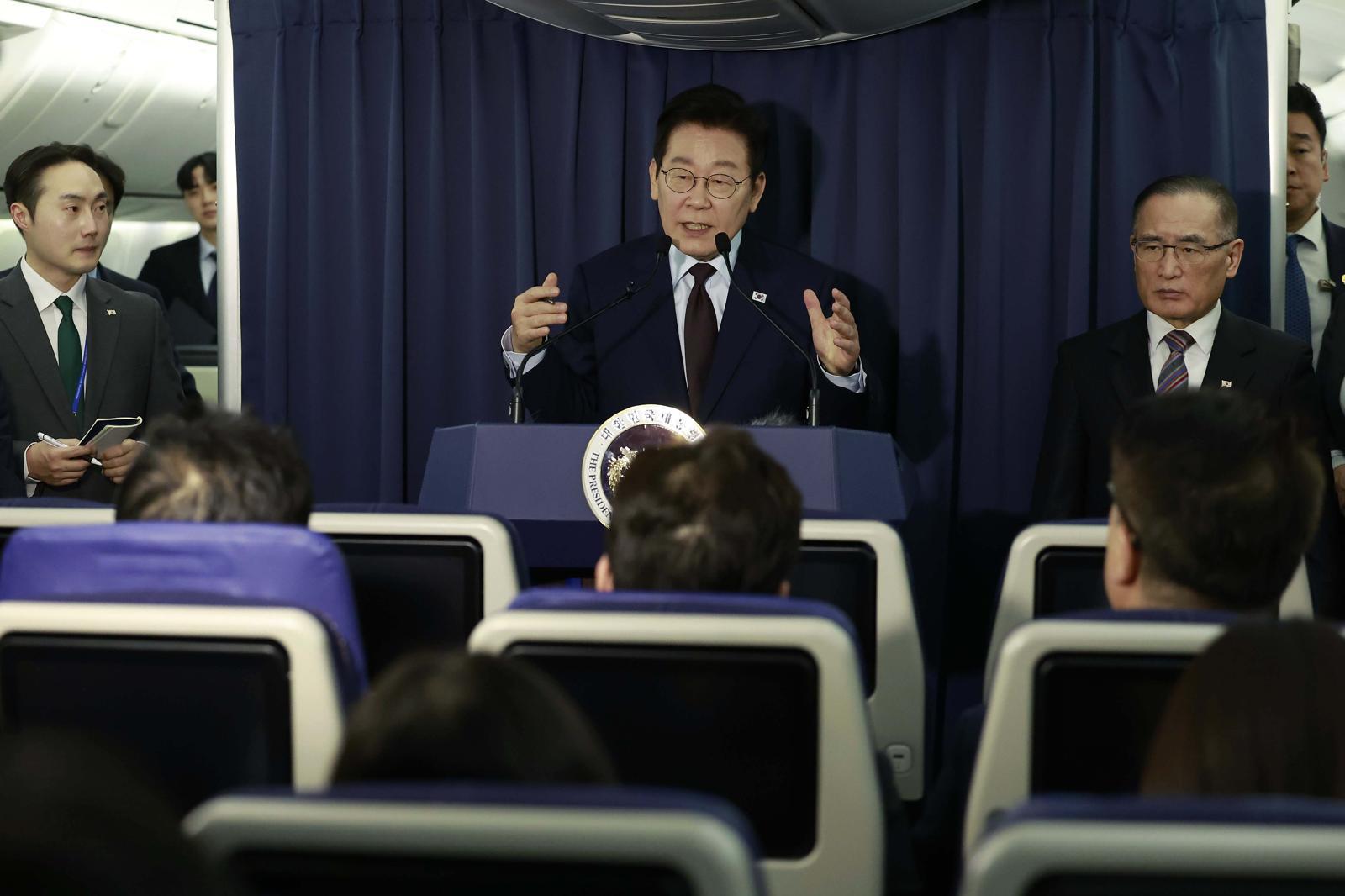 주요 20개국(G20) 정상회의 일정을 마친 이재명 대통령이 23일(현지시간) 튀르키예로 향하는 공군 1호기 내에서 순방 기내 기자간담회를 갖고 있다. 2025.11.23 대통령실사진기자단