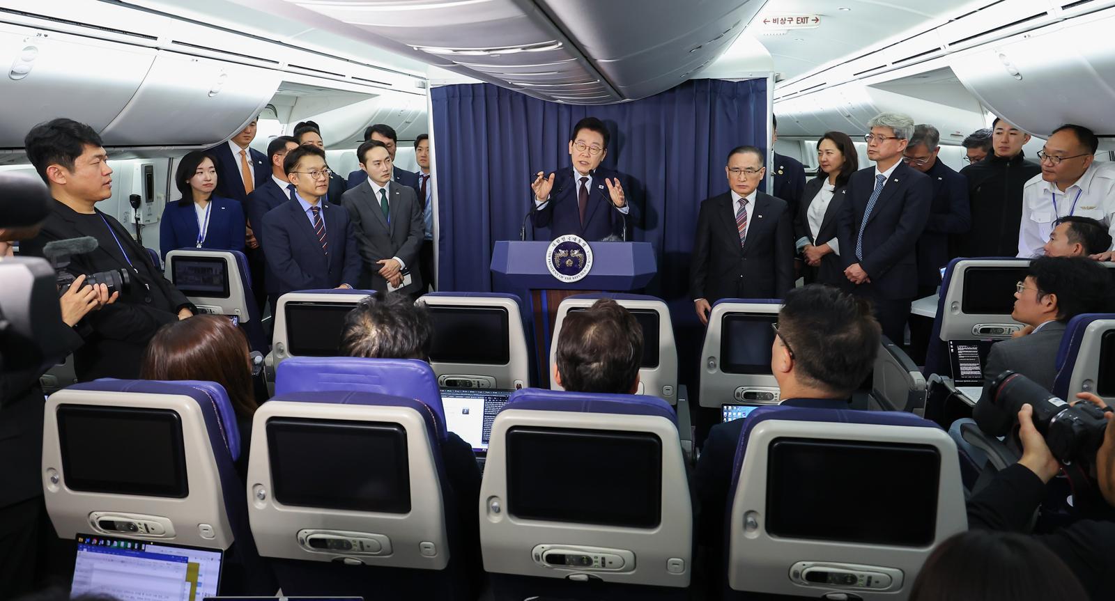 주요 20개국(G20) 정상회의 일정을 마친 이재명 대통령이 23일(현지시간) 튀르키예로 향하는 공군 1호기 내에서 순방 기내 기자간담회를 갖고 있다. 2025.11.23 대통령실사진기자단