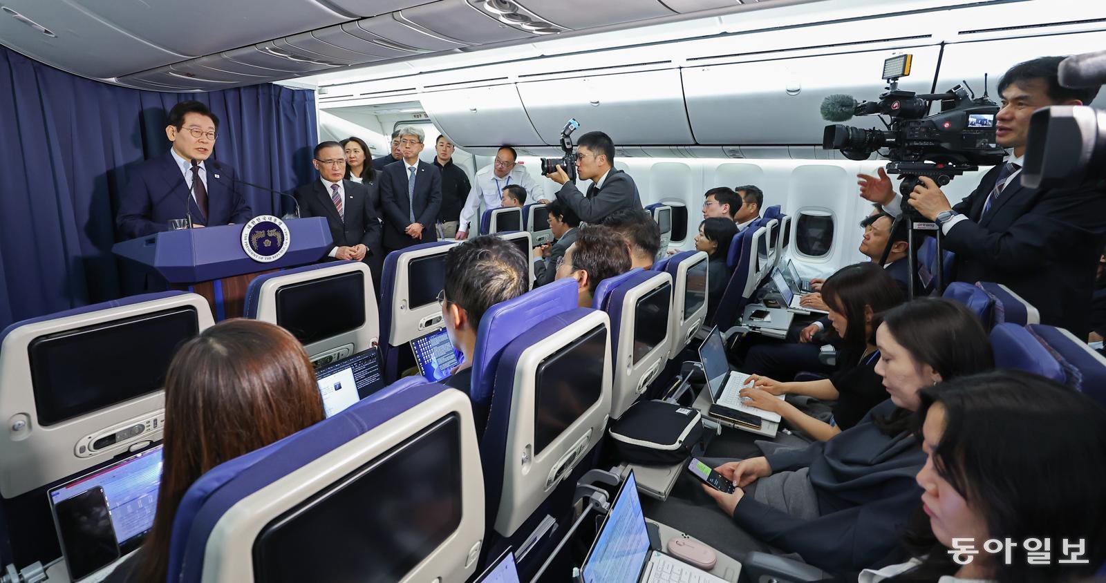 주요 20개국(G20) 정상회의 일정을 마친 이재명 대통령이 23일(현지시간) 튀르키예로 향하는 공군 1호기 내에서 순방 기내 기자간담회를 갖고 있다. 2025.11.23.송은석 기자 silverstone@donga.com