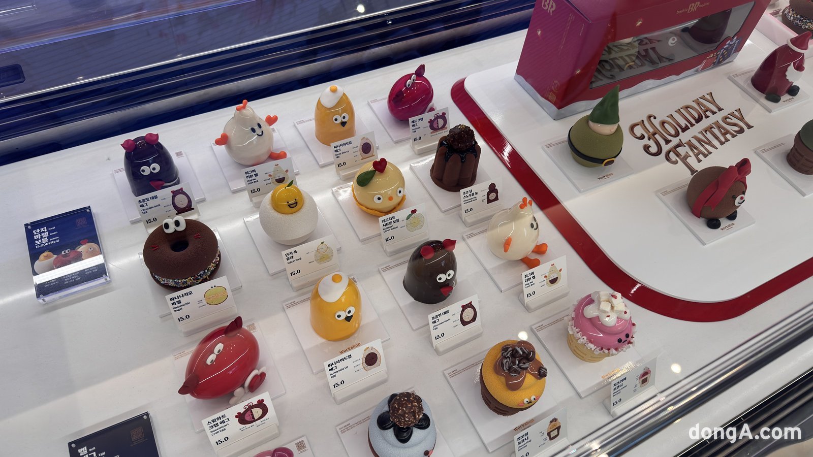 배스킨라빈스의 2025 크리스마스 케이크 중 쁘띠 케이크 라인업. 윤우열 기자 cloudancer@donga.com