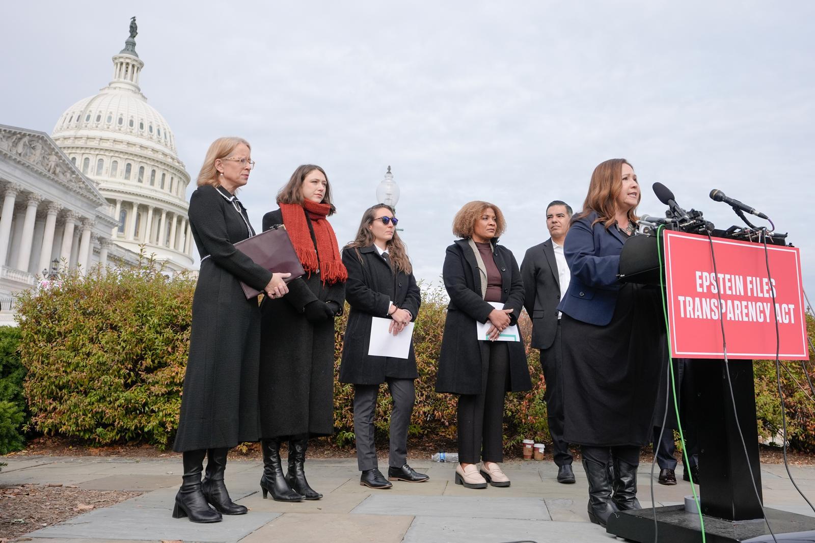 애리조나주 민주당 하원의원 아델리타 그리할바(가운데)가 2025년 11월 18일 화요일 워싱턴에서 열린 엡스타인 파일 관련 기자 회견에서 발언하고 있다. AP/뉴시스