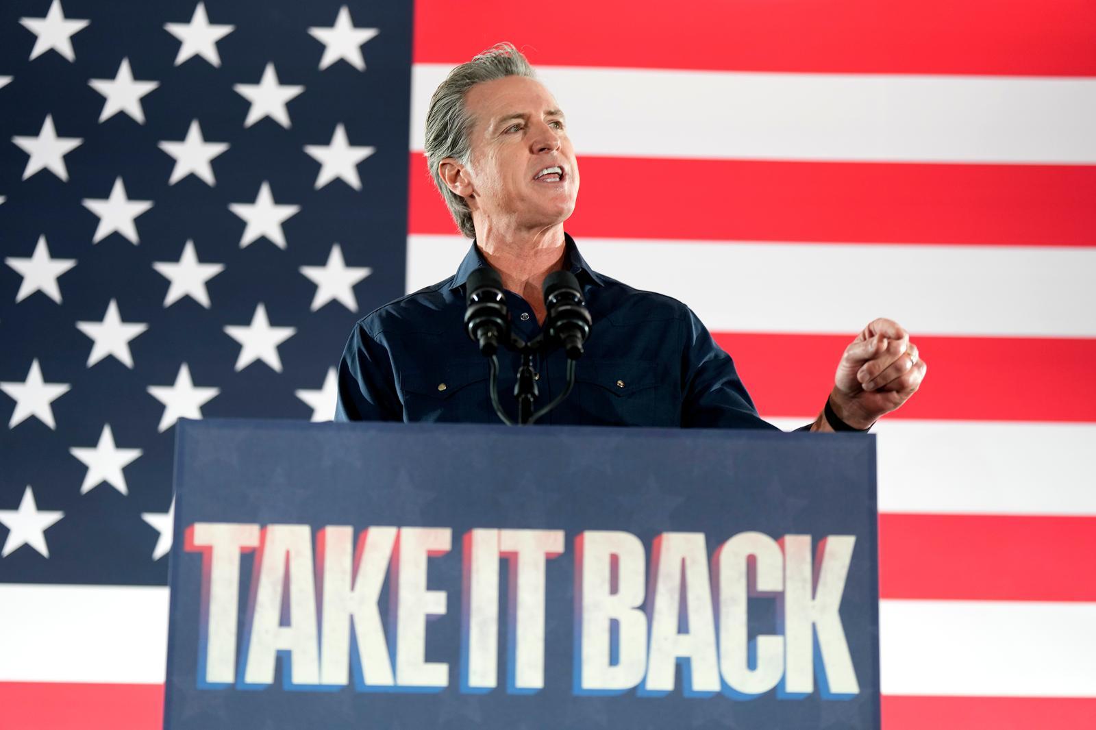 캘리포니아 주지사 개빈 뉴섬이 해리스 카운티 민주당원들 앞에서 연설하는 모습. 그는 9월경 대기업의 AI에 투명성 강제 조항을 부여하는 AI 안전법 ‘SB 53’에 서명했다. AP/뉴시스