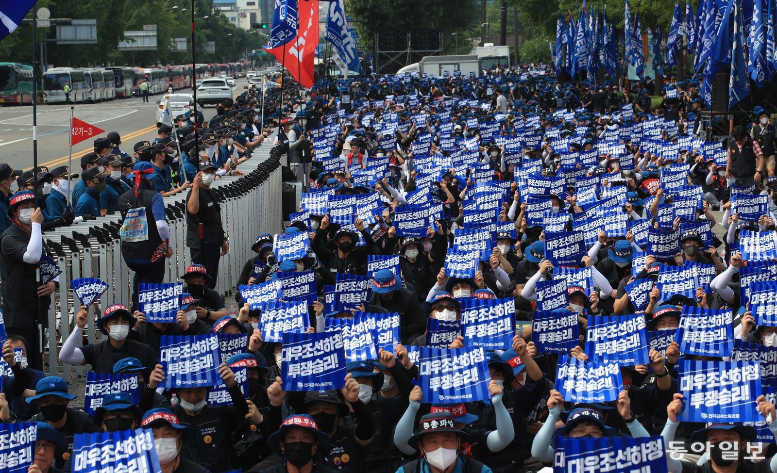 대우조선 하청노동자 투쟁 승리를 응원하고 노동교섭 쟁취를 위해 20일 오후 전국금속노동조합은 전국에서 집회를 열었다. 서울은 서울역12번 출구 앞에서 집결 용산 대통령실 맞은편 삼각지역까지 행진을 하고 그곳에서 결의대회를 벌였다. 장승윤 기자 tomato99@donga.com