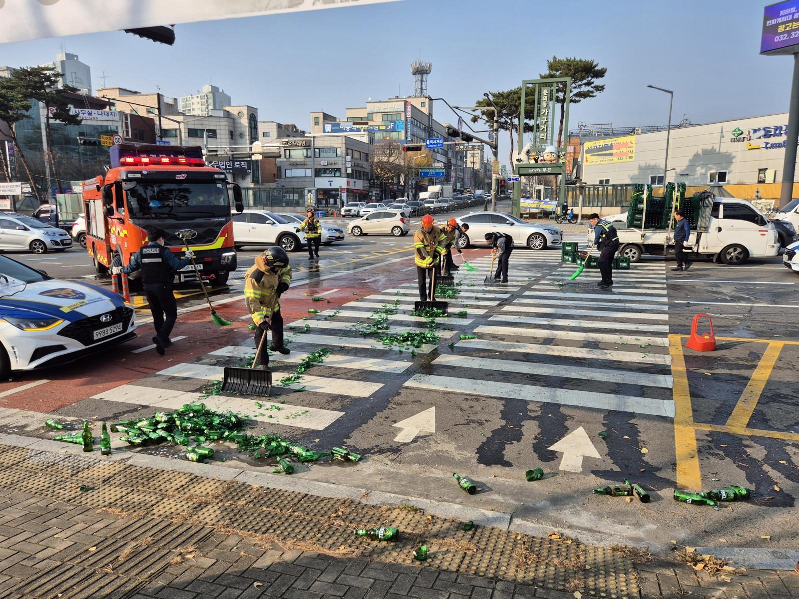 경기 부천시 원미구의 도로를 달리던 트럭에서 맥주병이 바닥으로 쏟아졌다. (경기 부천소방서 제공) 뉴스1