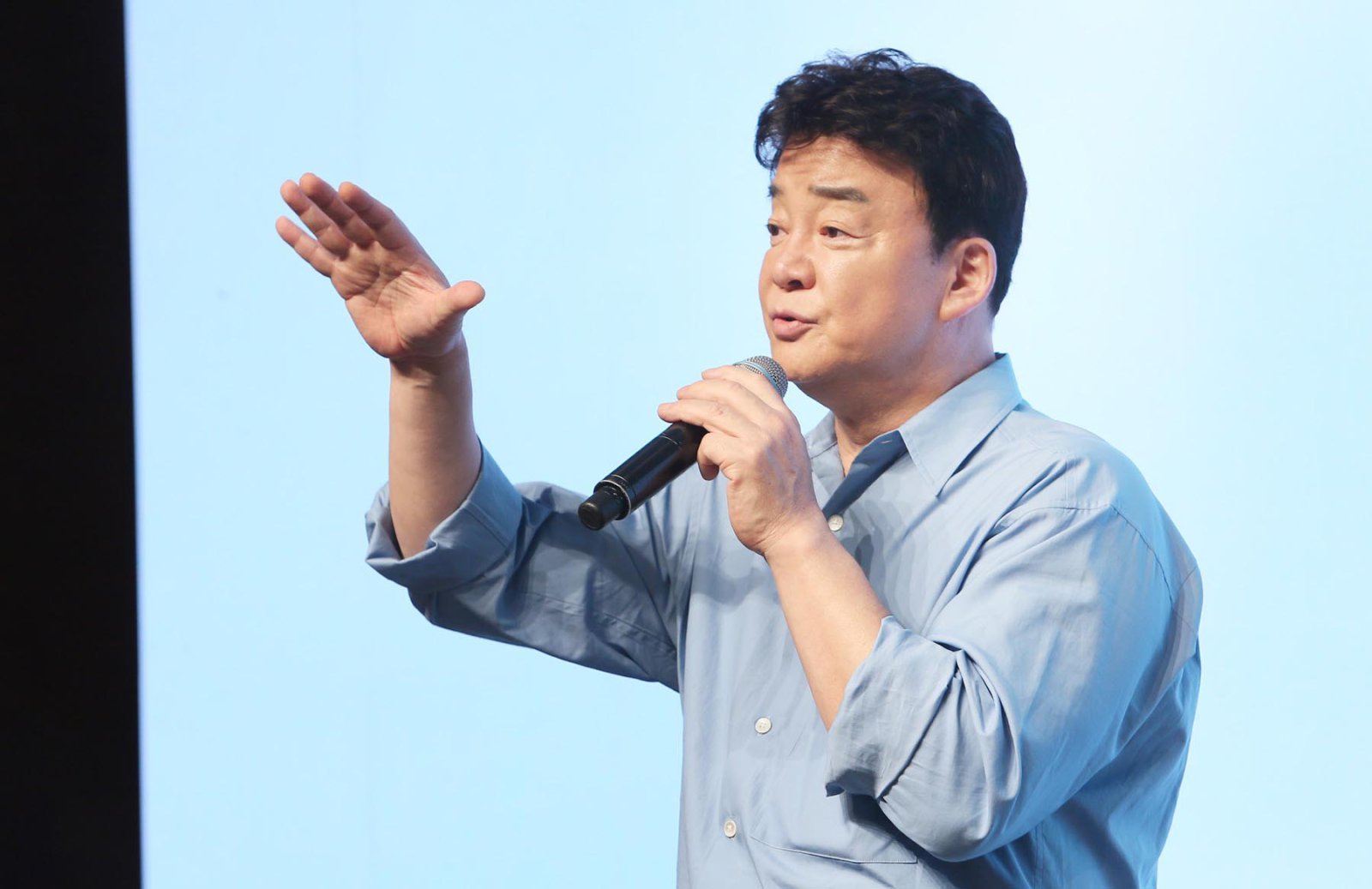 백종원 더본코리아 대표가 3일 서울 중구 장충동에서 열린 더본코리아 TBK(The Born Korea) 글로벌 B2B 소스 론칭 기자간담회에서 발표하고 있다.  TBK 소스는 ‘맛의 시작, 더본’이라는 슬로건 아래 한국의 진정성 있는 일상의 맛을 담아 전 세계인과 맛있는 경험을 나눈다는 콘셉트로 기획한 제품이다. 양념치킨소스·매콤볶음소스·간장볶음소스·된장찌개소스·김치양념분말·떡볶이소스·장아찌간장소스 등 7종을 우선적으로 출시하며, 연말까지 쌈장소스·매콤찌개소스·LA갈비소스·짜장소스 등 4종을 추가해 총 11종으로 라인업을 확대한다. 사진=더본코리아 제공