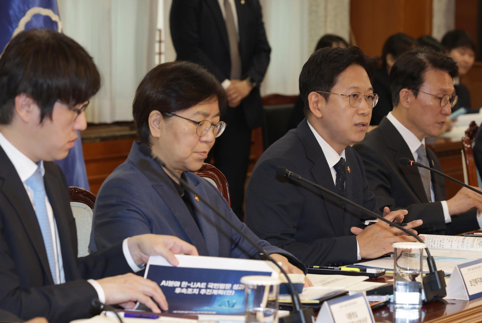 배경훈 과기부총리 겸 과학기술정보통신부 장관이  24일 오전 서울 종로구 정부서울청사에서 열린 과학기술관계장관회의에 참석해 발언하고 있다. 왼쪽부터 하정우 대통령실 AI미래기획수석, 정은경 보건복지부장관, 배 부총리, 김민석 국무총리. 2025.11.24. 공동취재