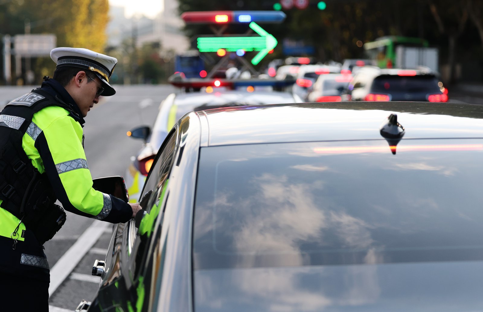 지난 4일 오전 서울 서대문구 연세대 교차로에서 경찰이 ‘속 시원한 교통단속’의 일환으로 출근길 교통 정체를 유발하는 꼬리물기, 끼어들기 등 얌체운전을 단속하고 있다. 뉴스1