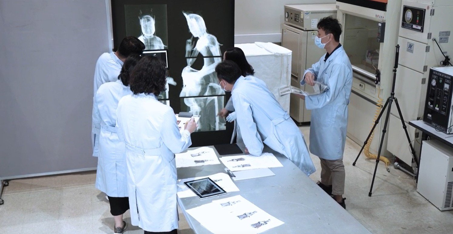 촬영 결과를 검토하는 국립중앙박물관 연구사들. 국립중앙박물관 제공